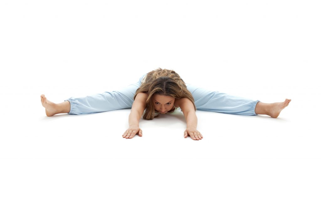柔軟体操する身体の柔らかい女性