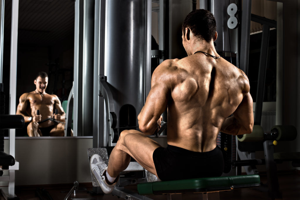 ジム器具と運動を背中の最も広範な筋肉を実行