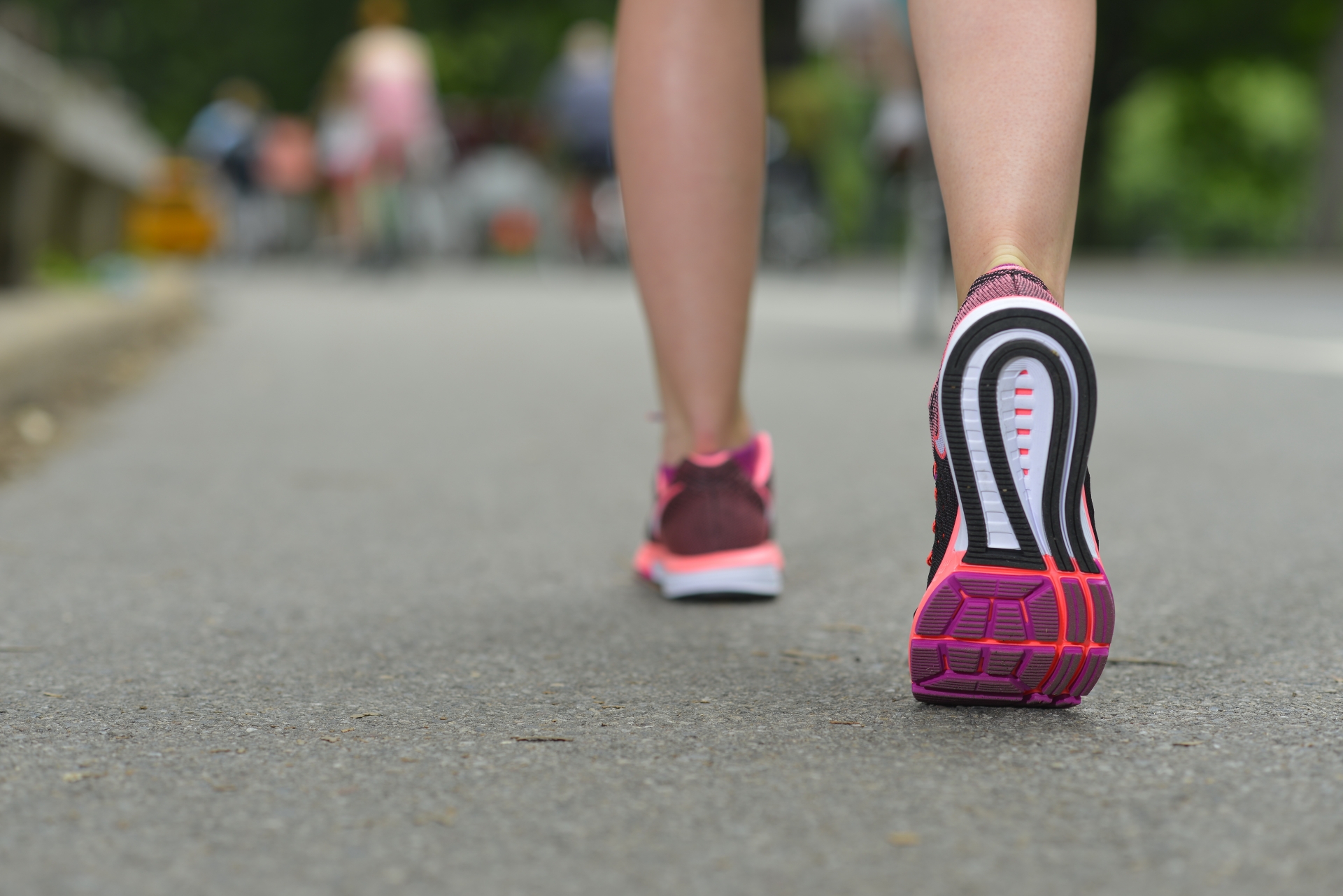 Ноги в тапках. Женские ноги с рюкзаком. Фото бегущего тапка. Running platform.