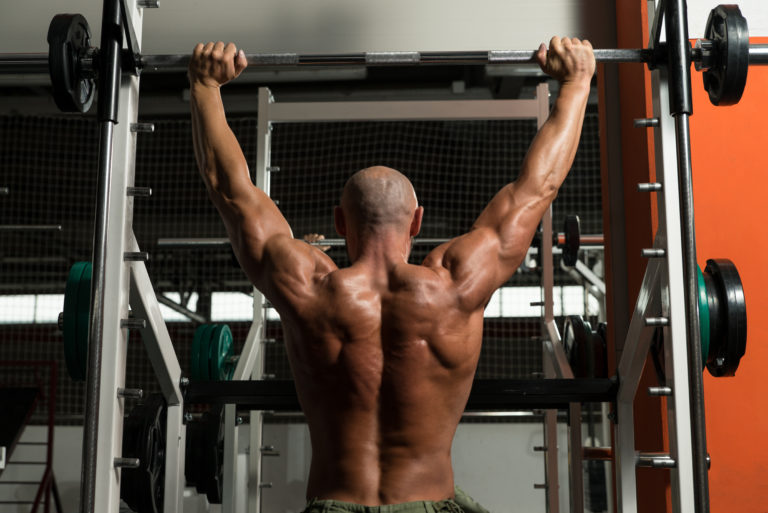 スミスマシンの使い方と効果とは?フリーウェイトトレーニングとバーベルを使った筋トレ解説 トレーニングマスター