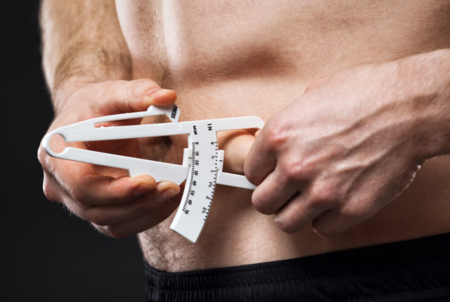 体脂肪率を測る男性