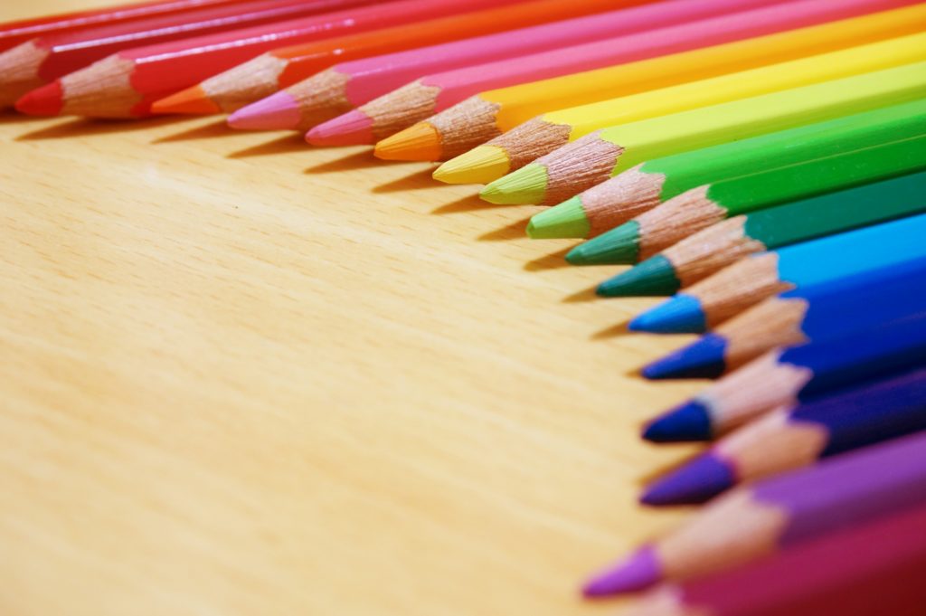 色鉛筆を並べる