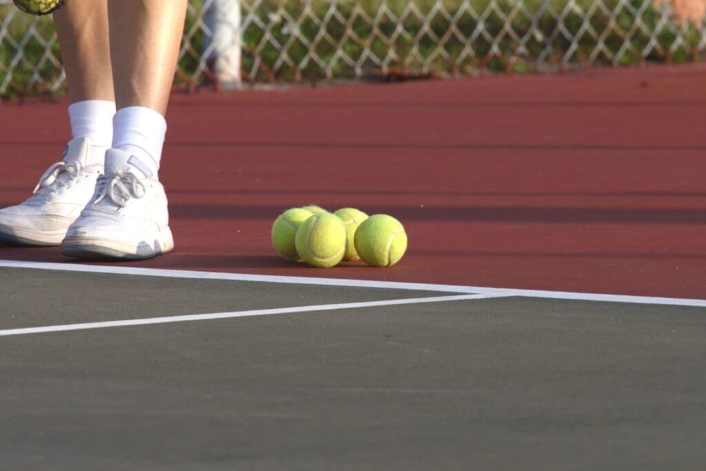 テニスコートとテニスボール