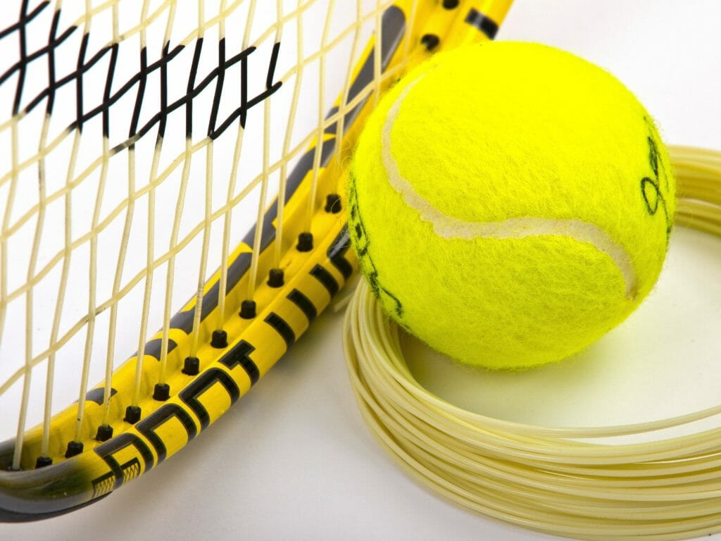 テニスラケットとガットとボール