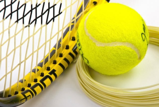 テニスラケットとガットとボール