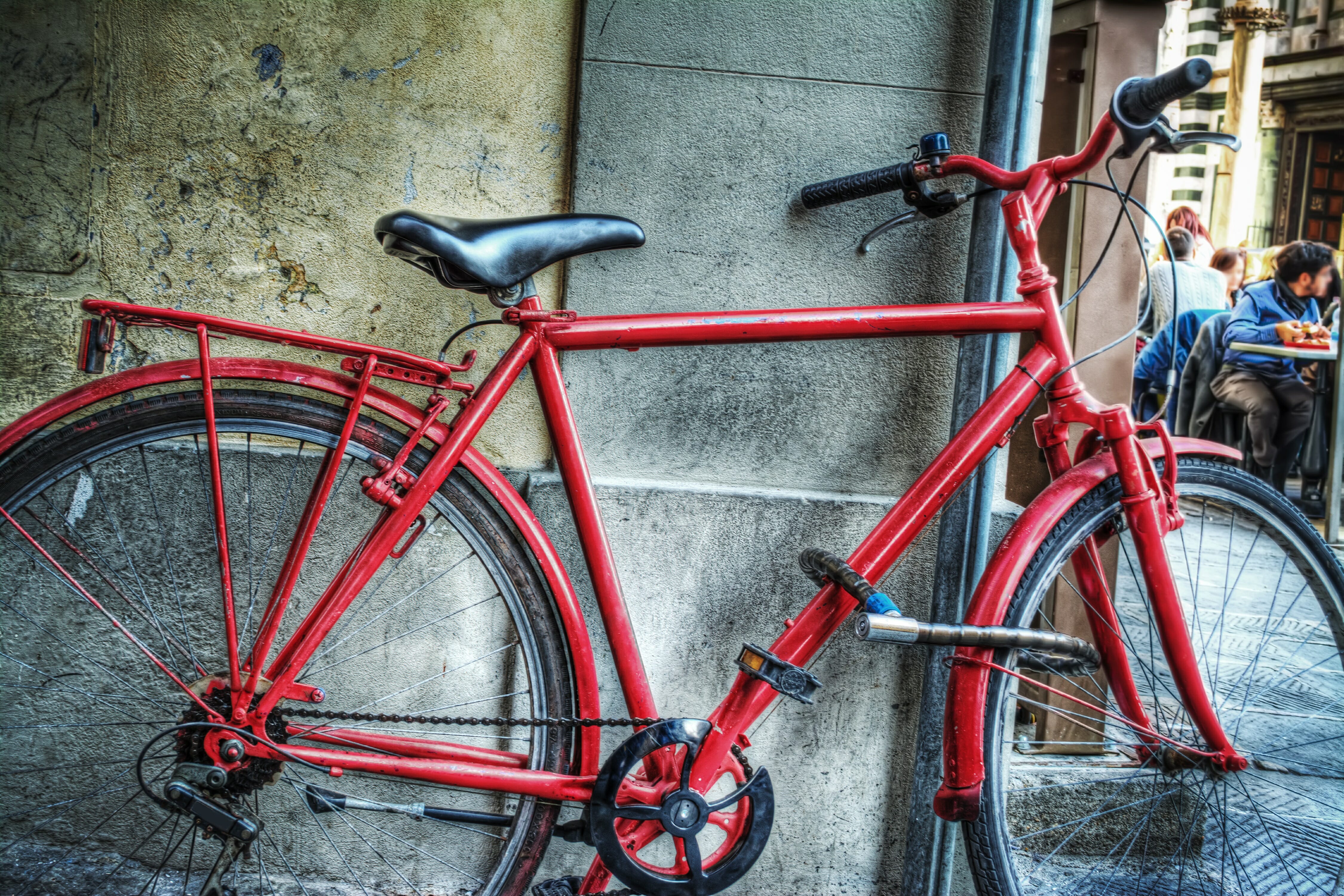 イタリアの街角赤い自転車