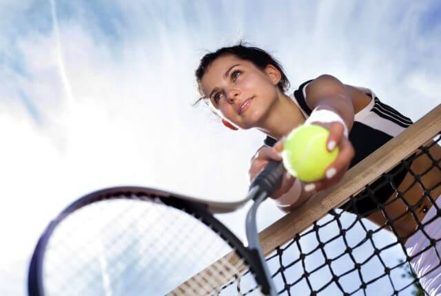 テニスをする女子と空