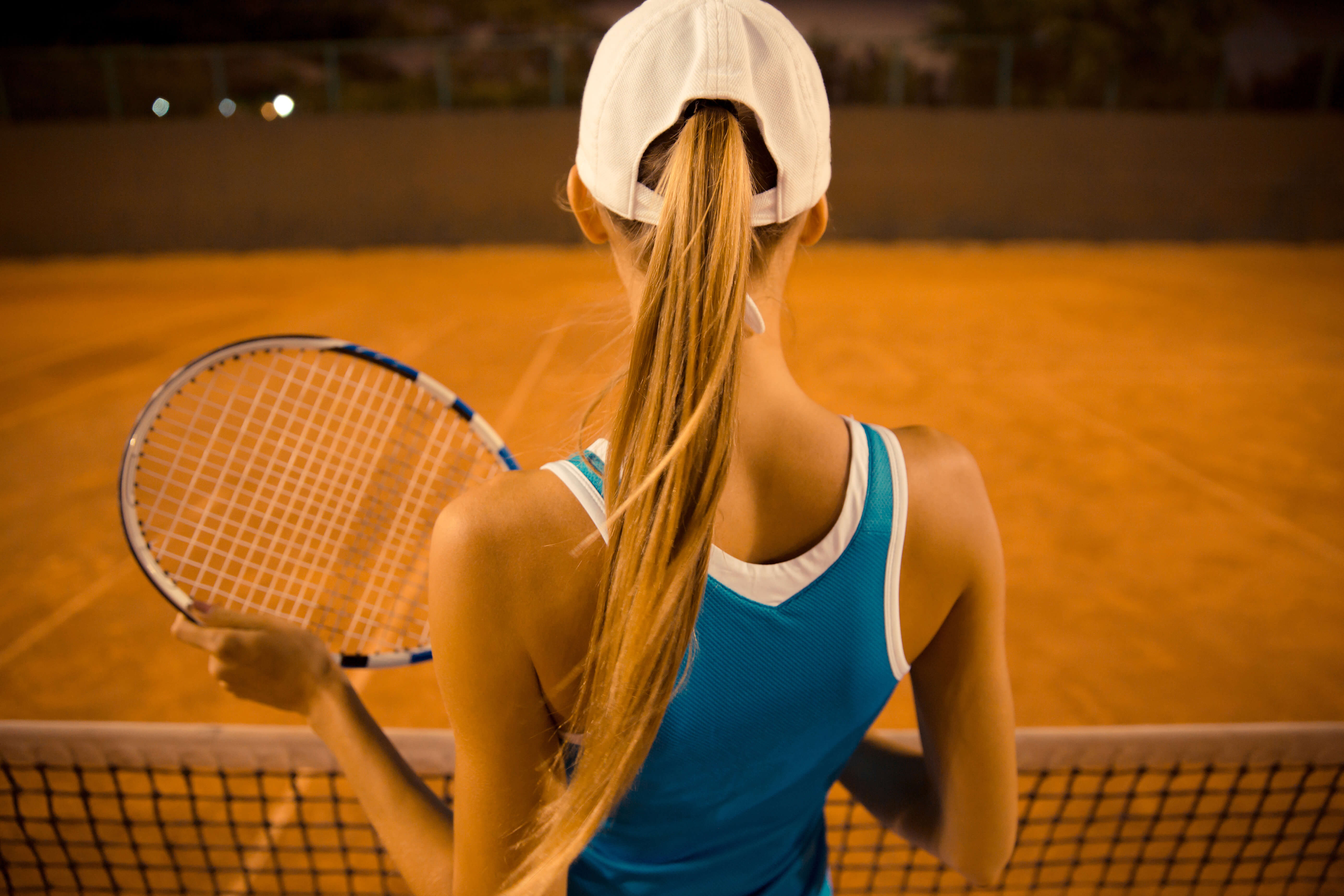 屋外でテニスをプレーする女性