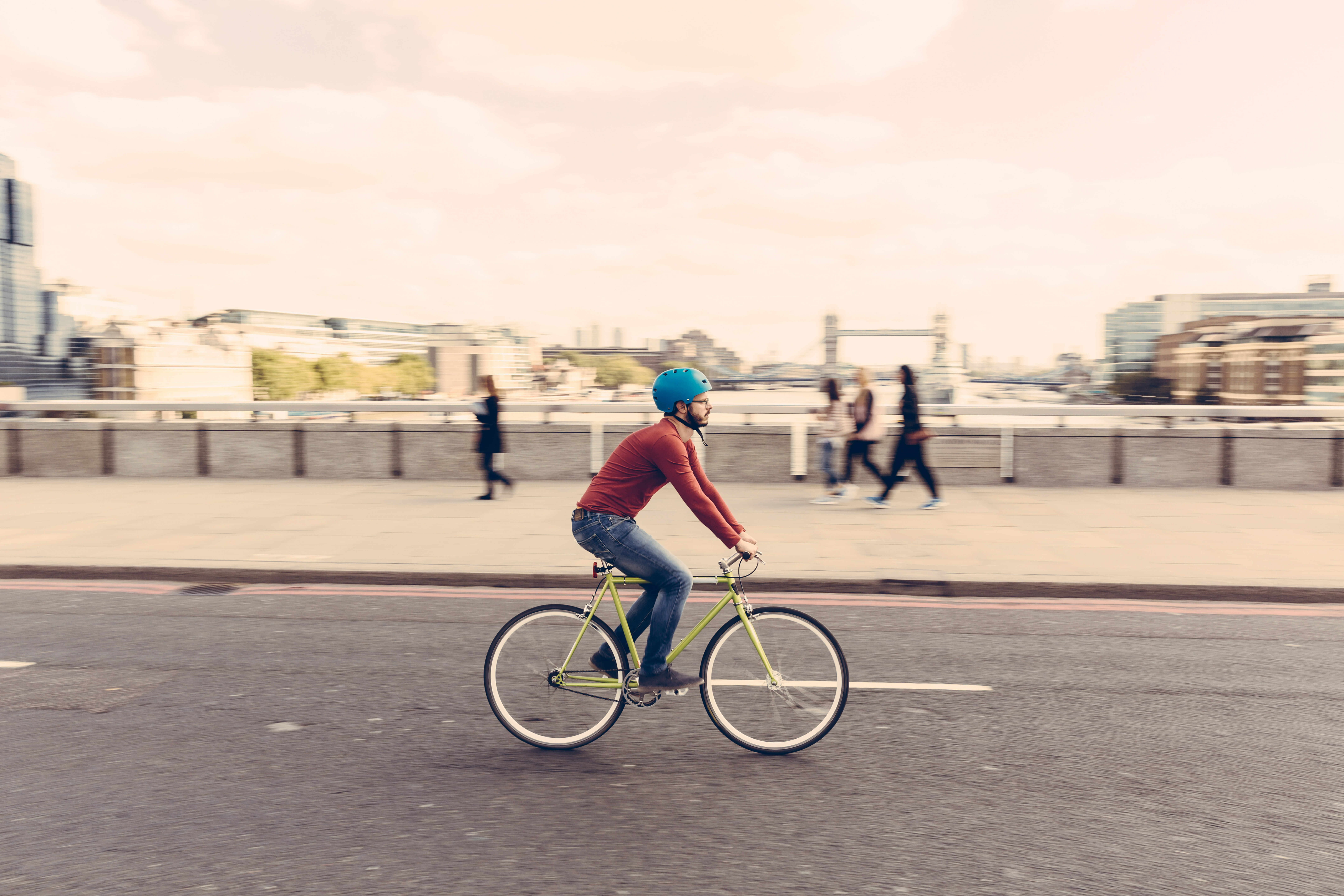 自転車でロンドンブリッジを走る男性
