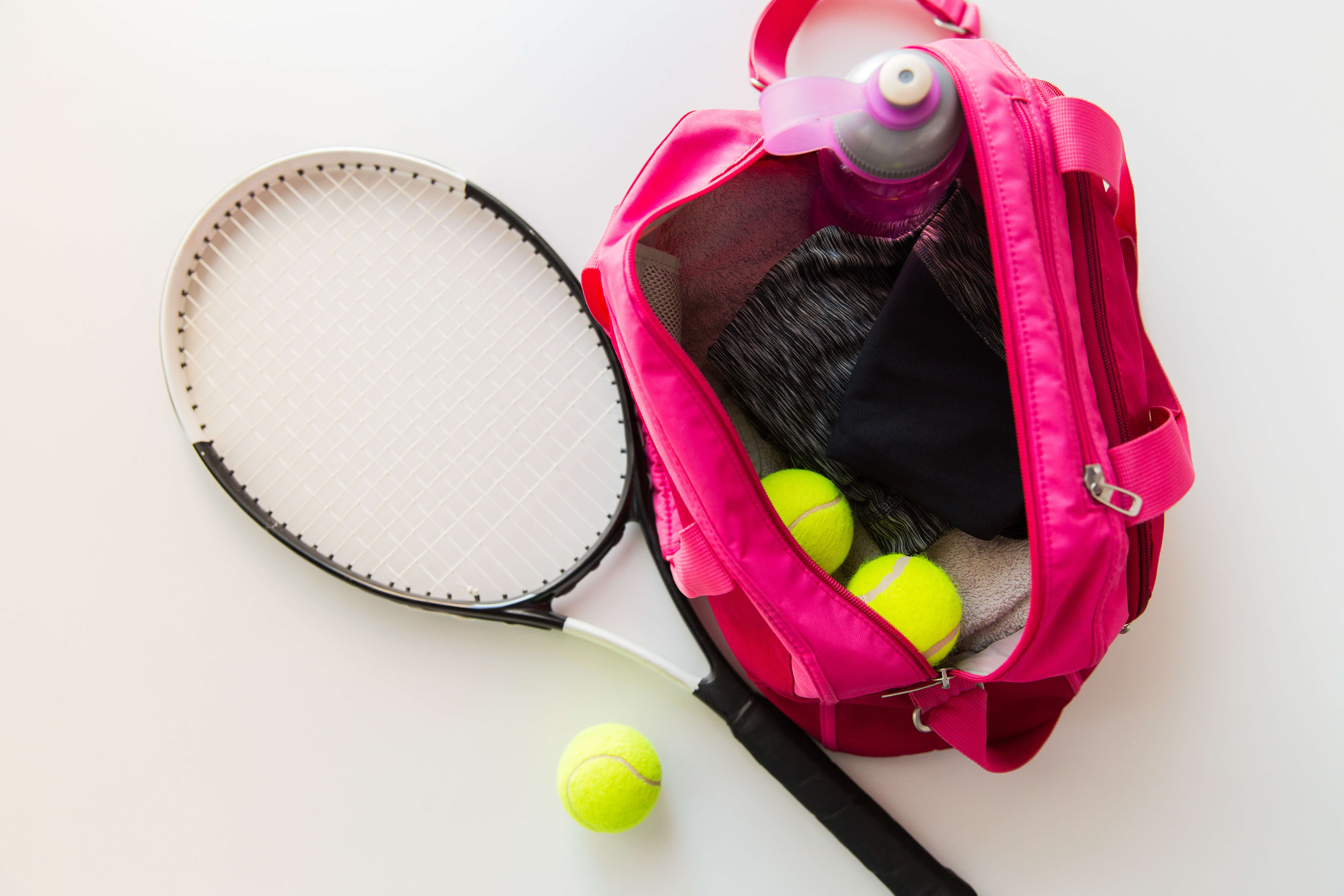 テニス道具と女性用スポーツバッグ