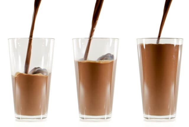 3つのグラス注がれるチョコミルク