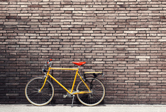 自転車とレンガの壁