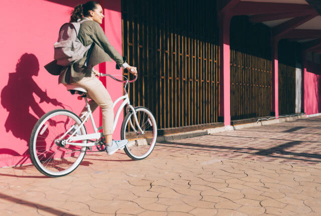 街をサイクリングする女性