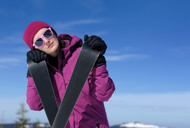 スキーを楽しむ女性