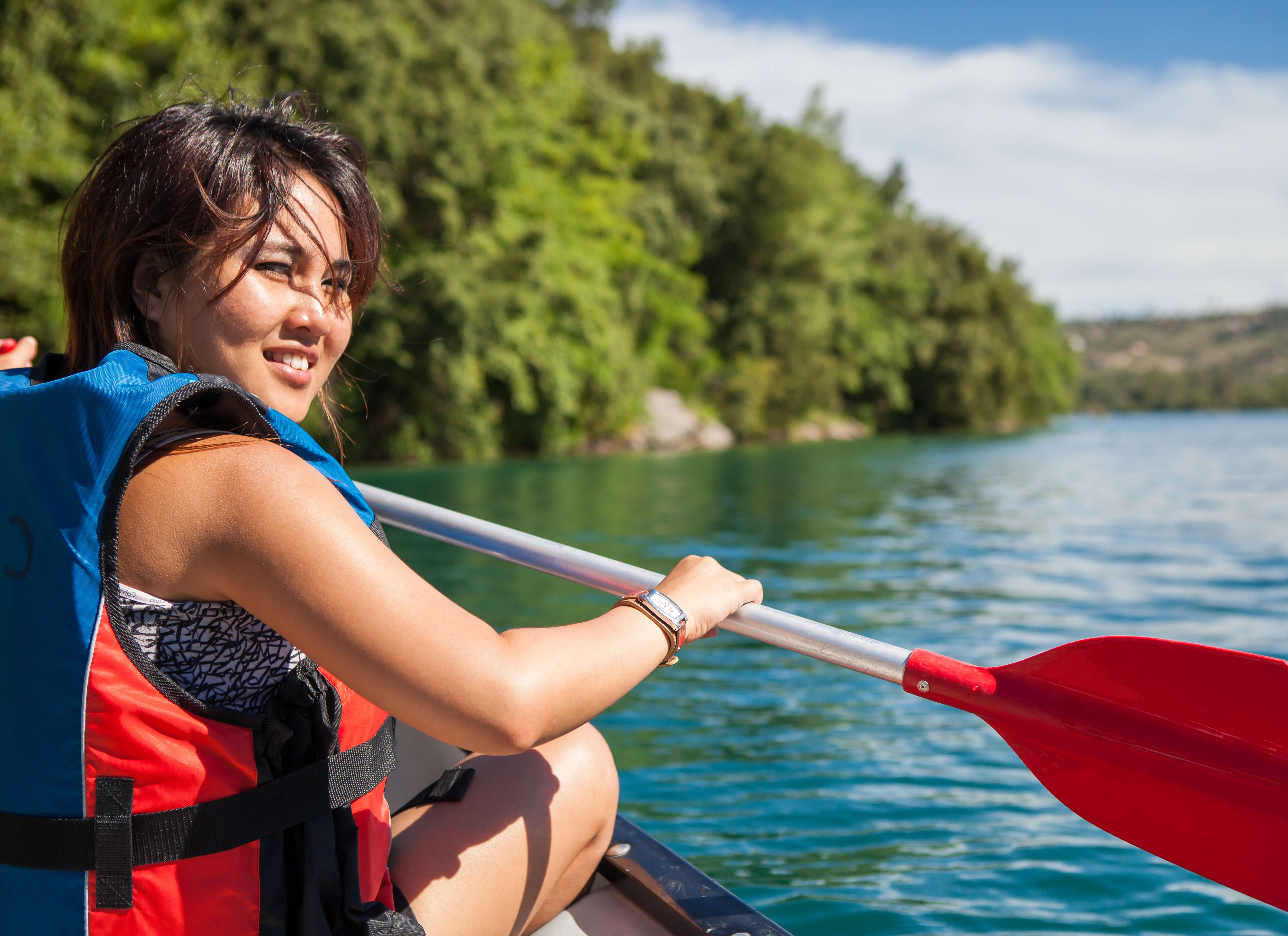 湖でカヌーを楽しむ若い女性