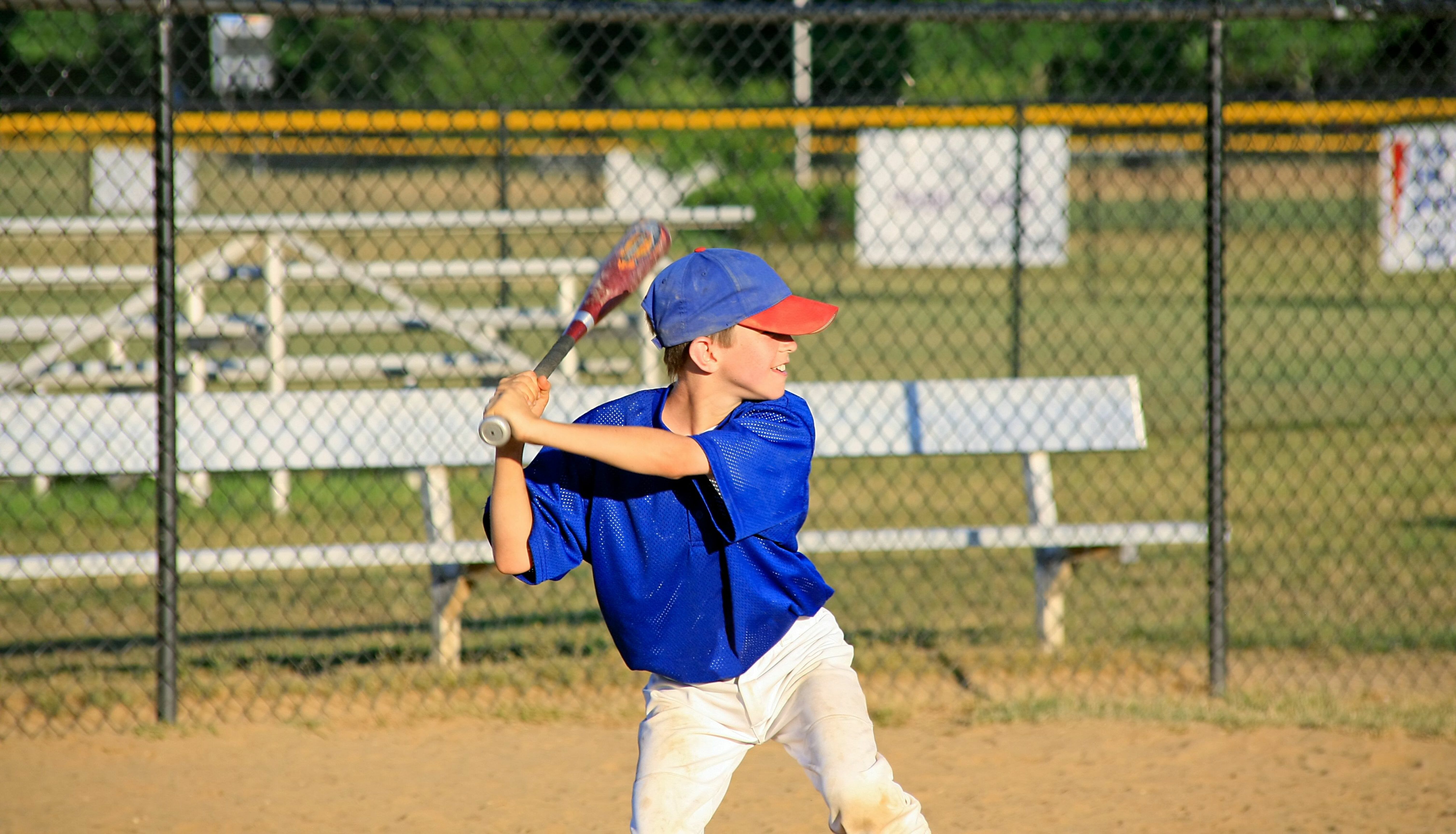 野球を練習している少年