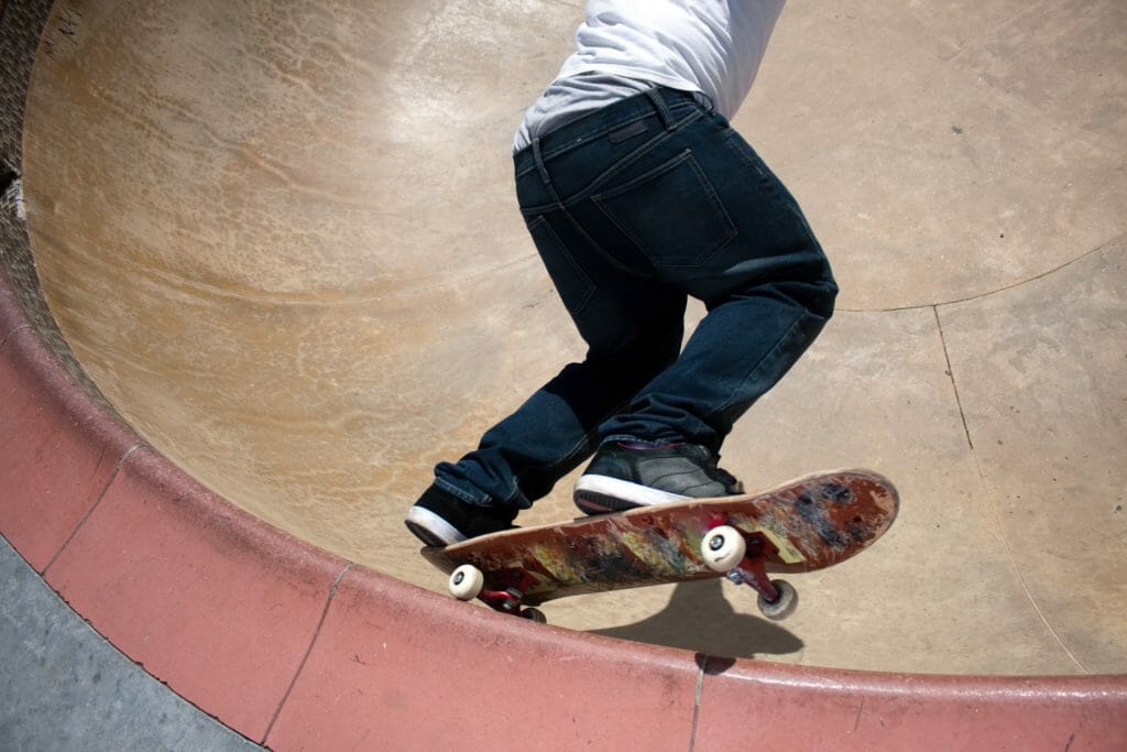 スケーターパークでスケートボードを楽しむ若い男性